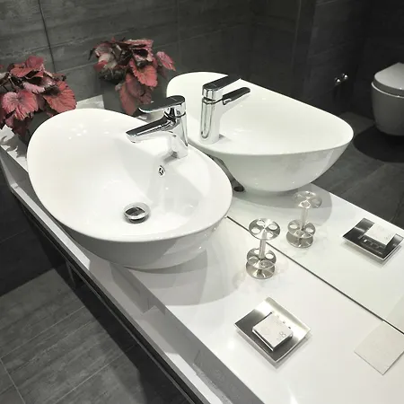 ゲストハウス アパートメンツ＆ルームズ ラベンデュラ エクスクルーシブ 4*